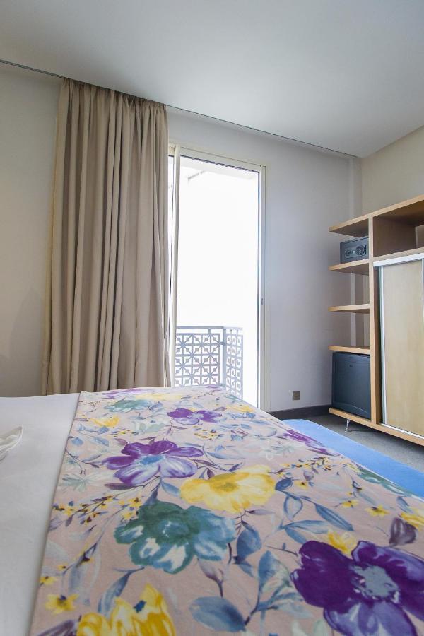 Mandarin Palace Hotel & Spa Tanger Eksteriør bilde A bedroom in a student residence hall