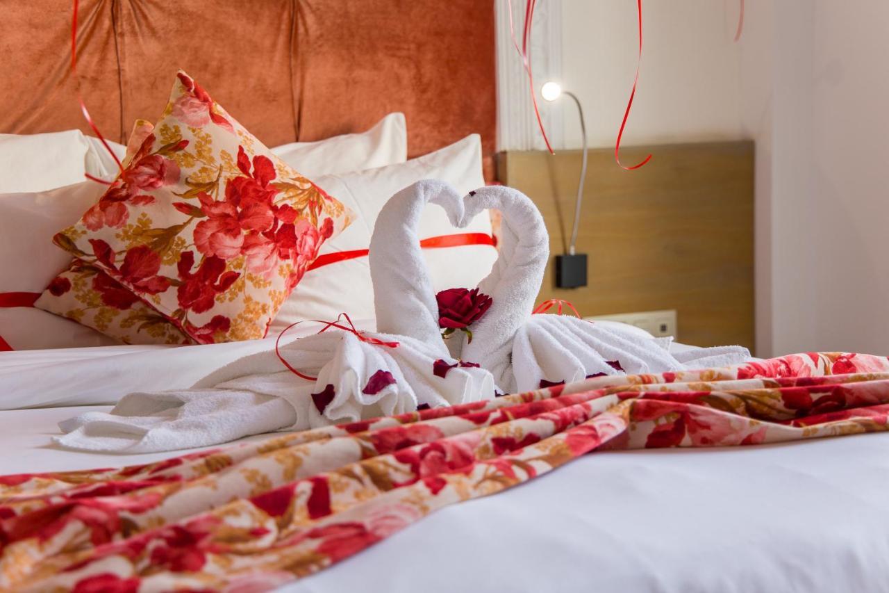 Mandarin Palace Hotel & Spa Tanger Eksteriør bilde A bed with a heart-shaped towel